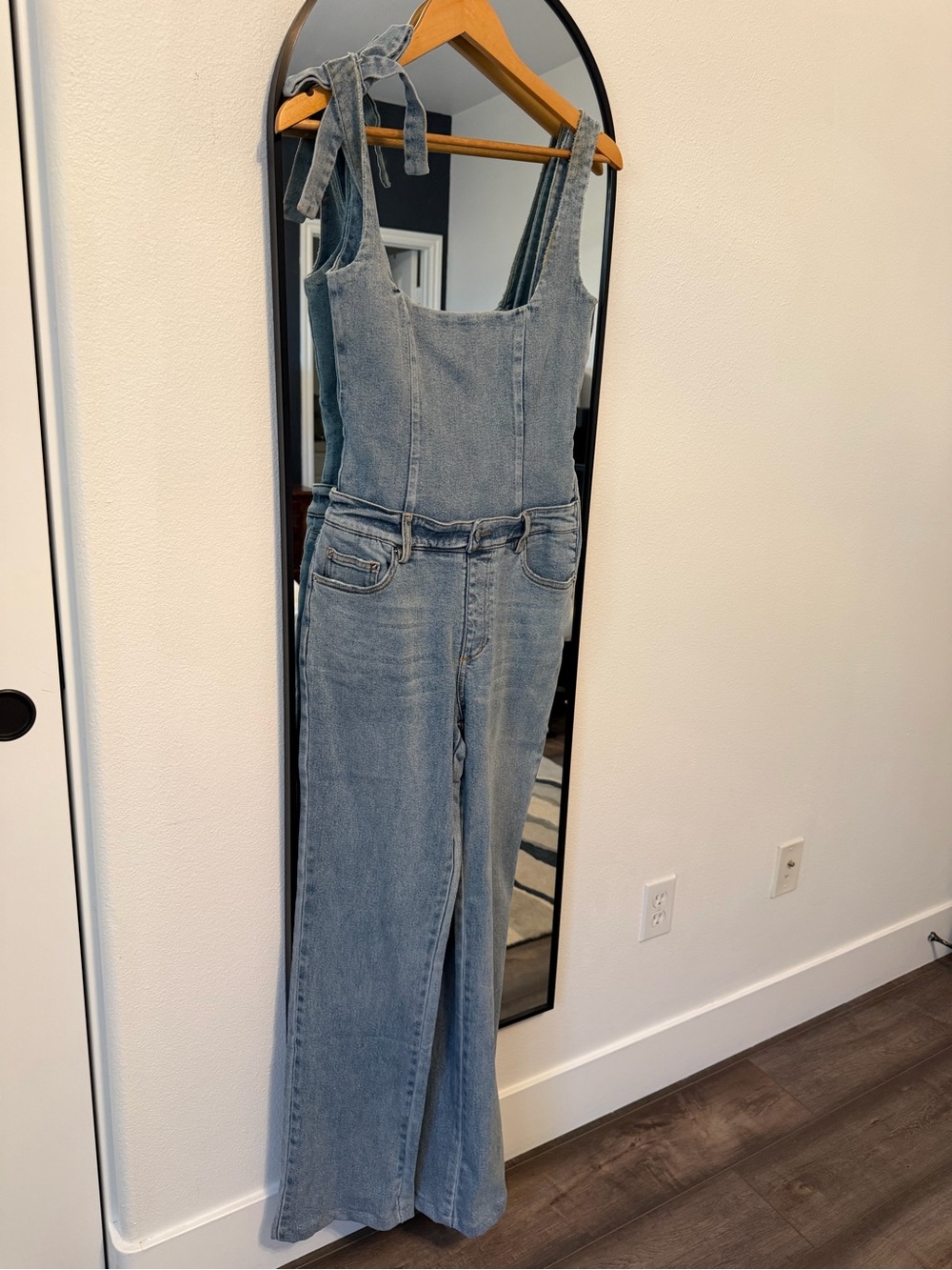 Retrofete Dawson Light Blue High-Rise Wide Leg Jeans with Bow-Strap Detail - Picture 4 of 7